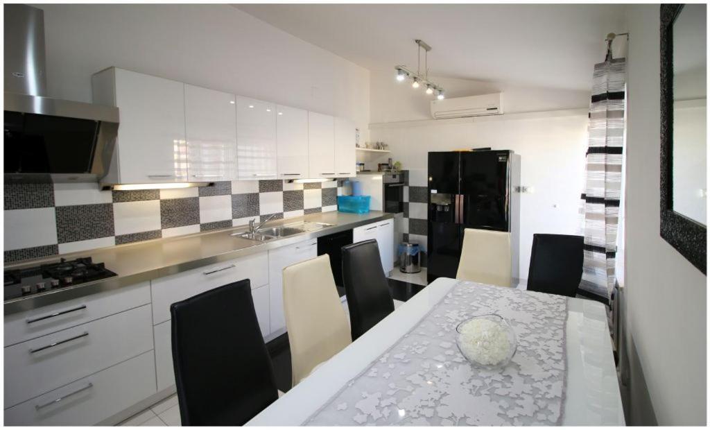 Mikelin Apartment Primosten Exterior photo